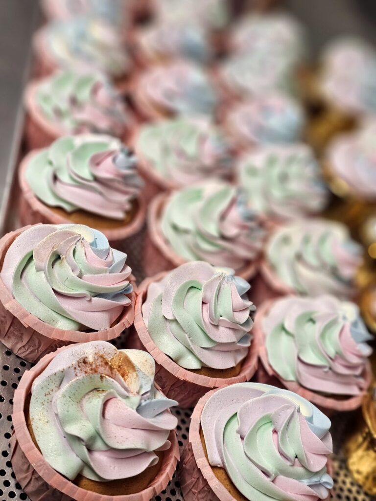 Babeczki z pastelowym kremem – Cukiernia Kryształka