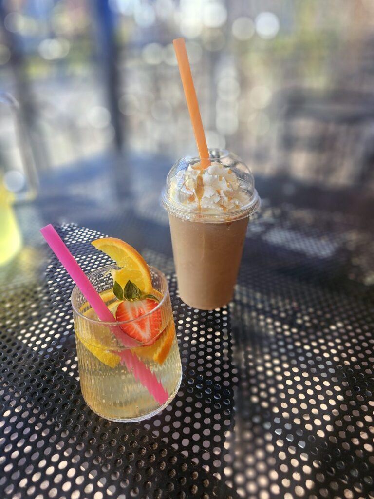 Lemoniada i mrożona kawa na tarasie kawiarni
