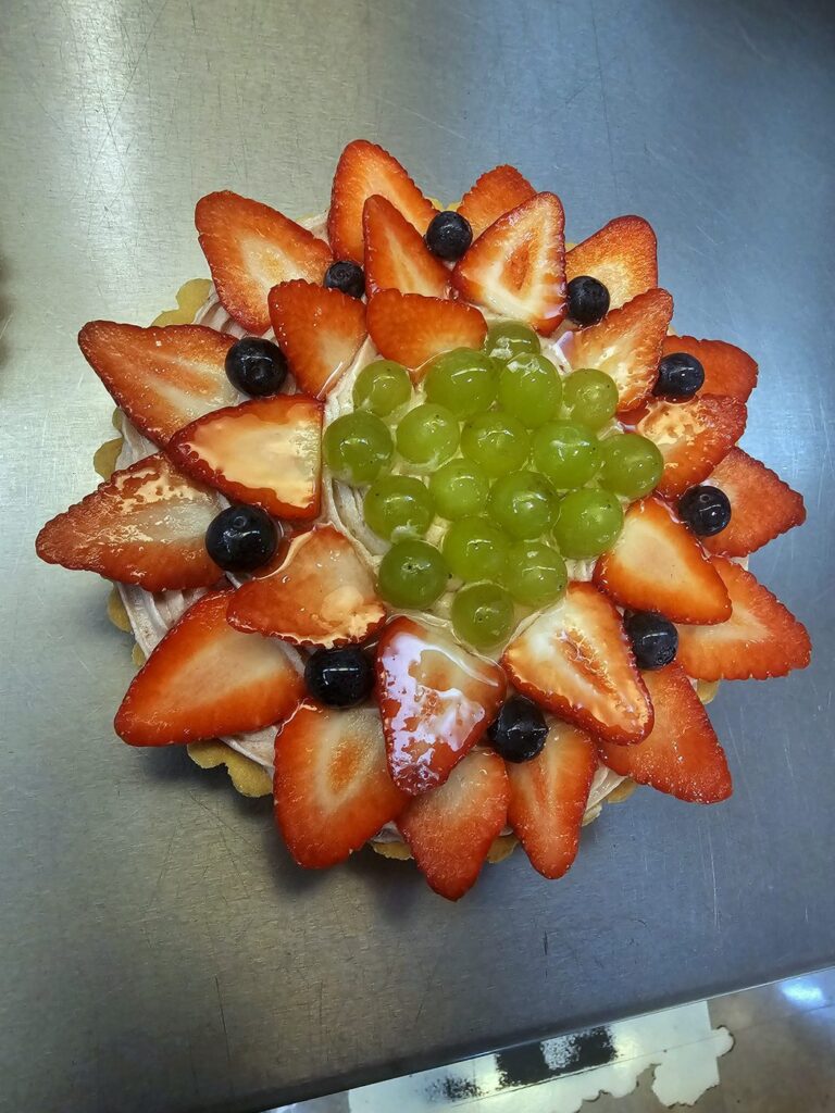 Tarta z truskawkami, winogronem i borówkami